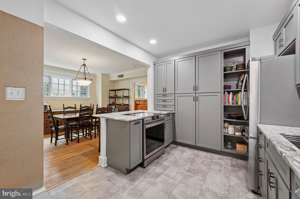 523 W Ellet St