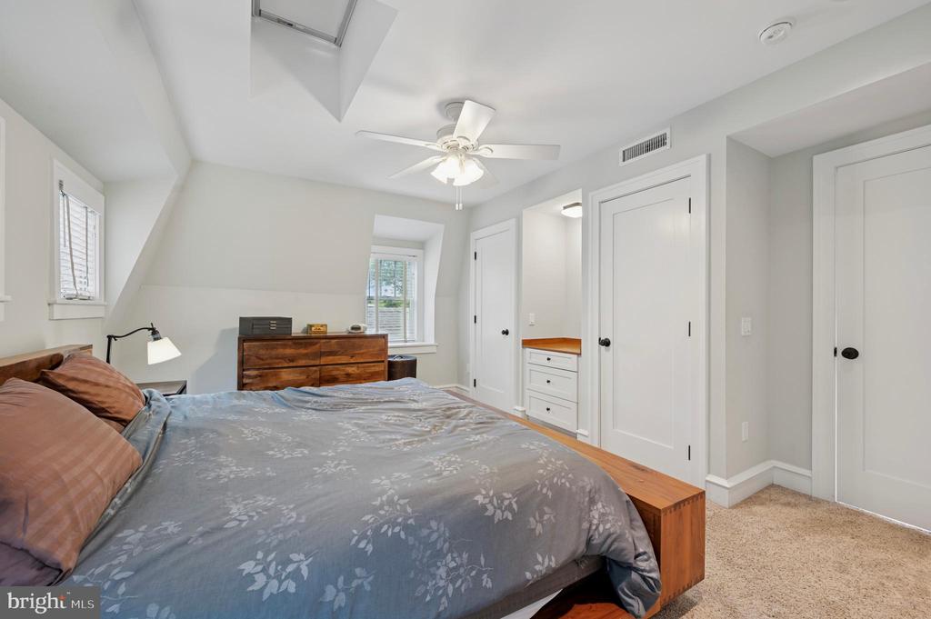 523 W Ellet St