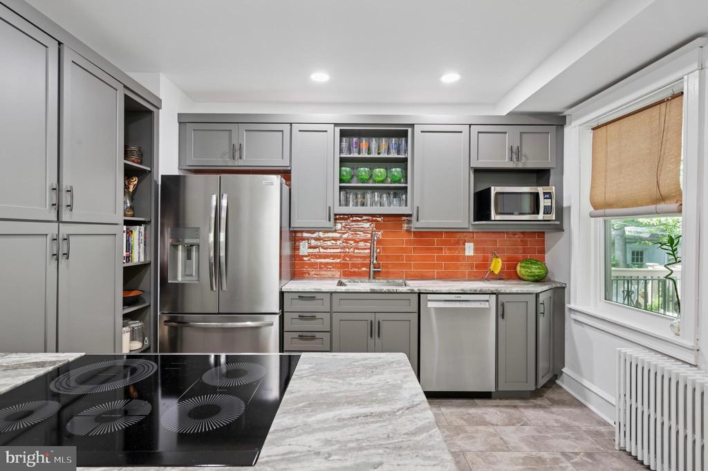 523 W Ellet St