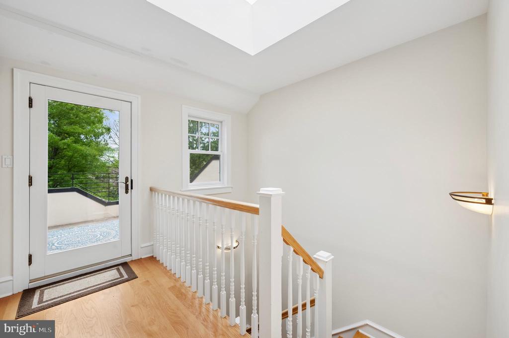 523 W Ellet St
