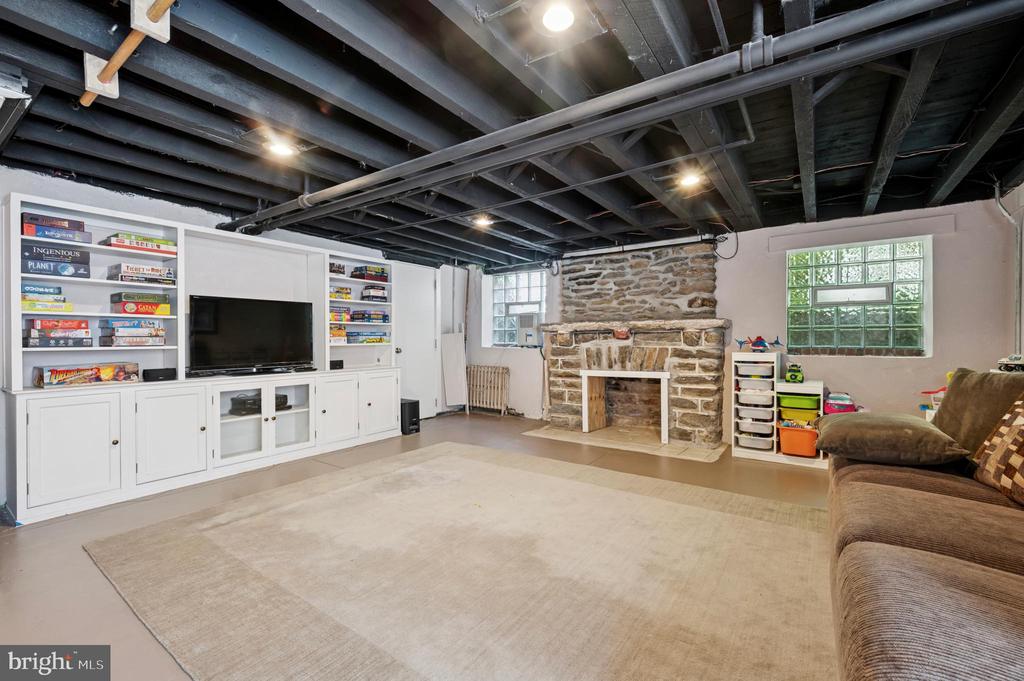 523 W Ellet St