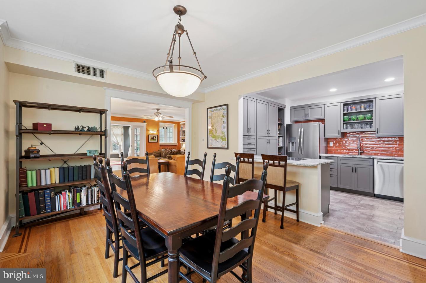 523 W Ellet St