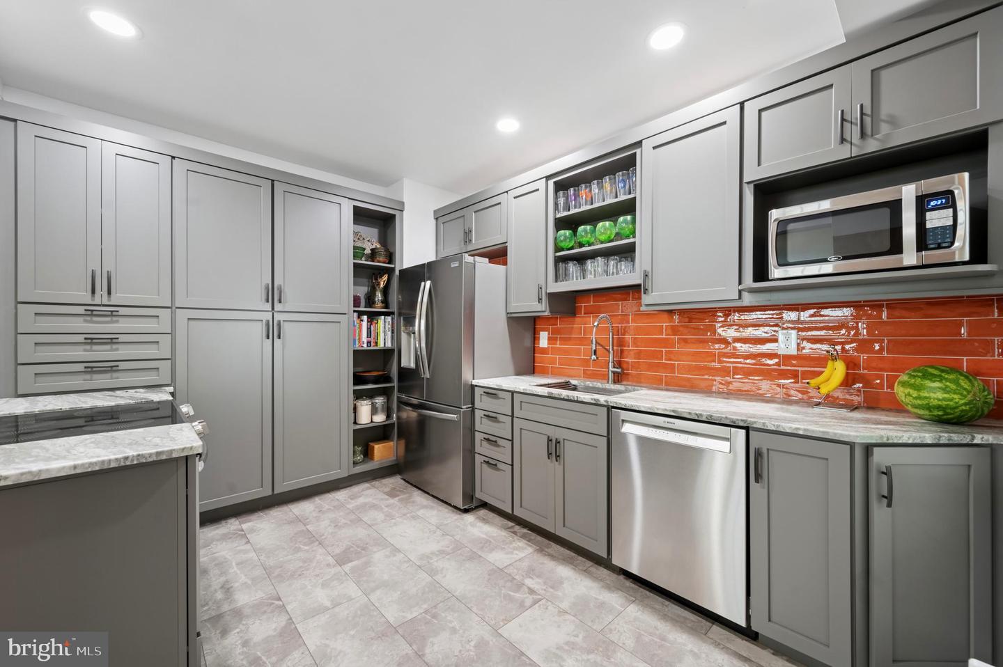 523 W Ellet St