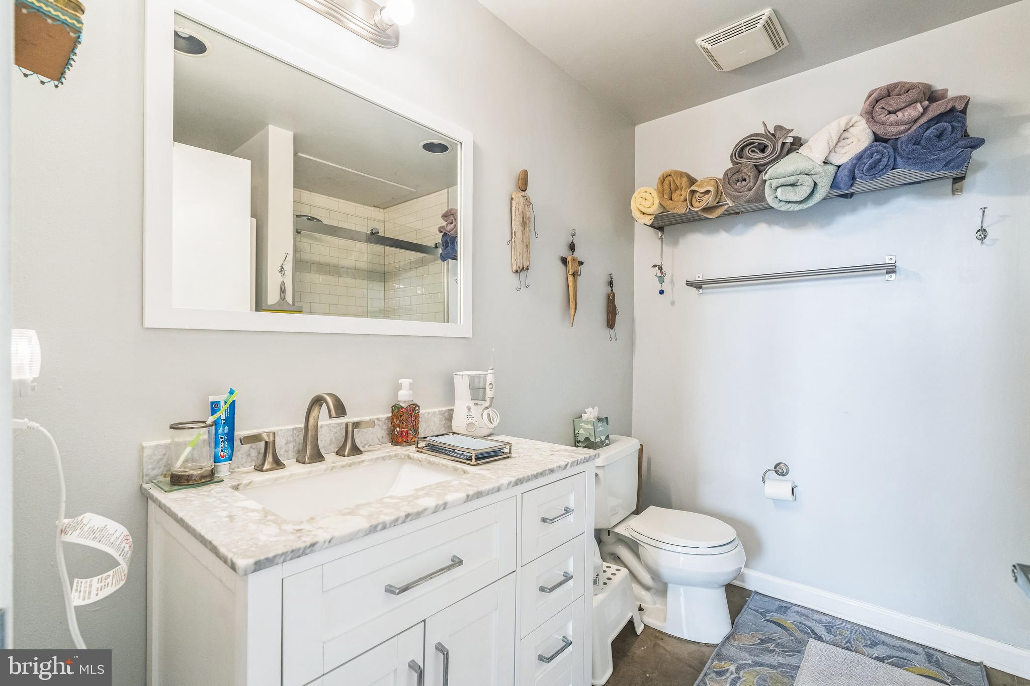 2042-46 Amber St #201