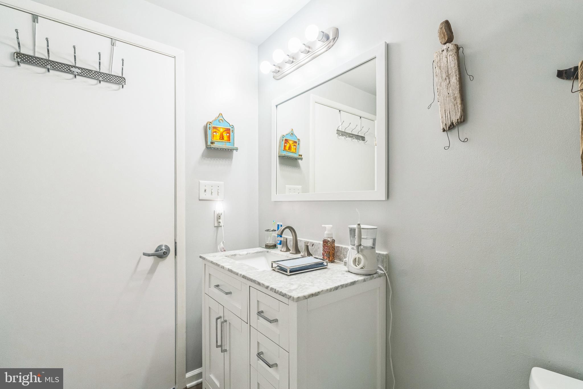 2042-46 Amber St #201