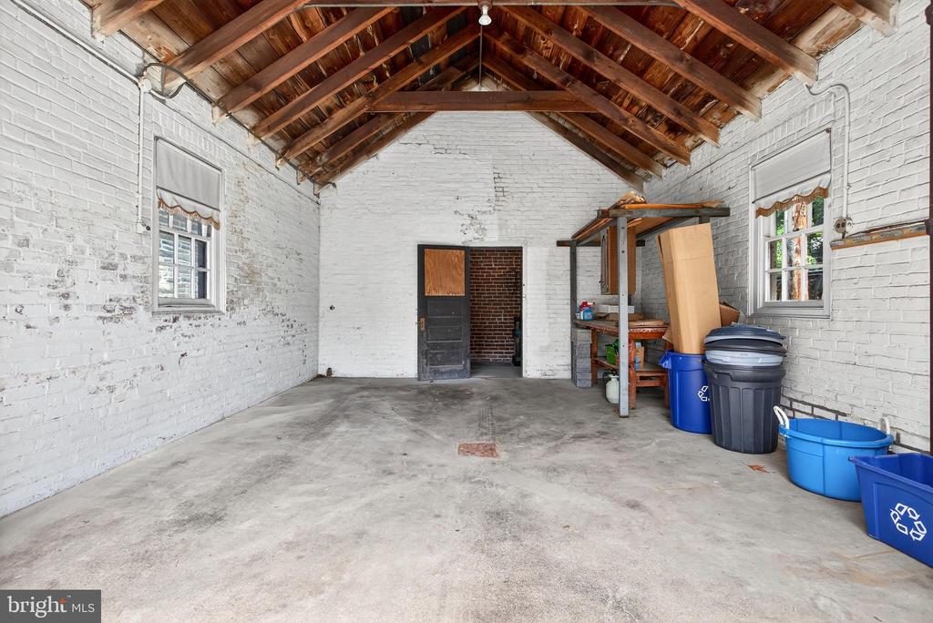 6905 LINCOLN DRIVE