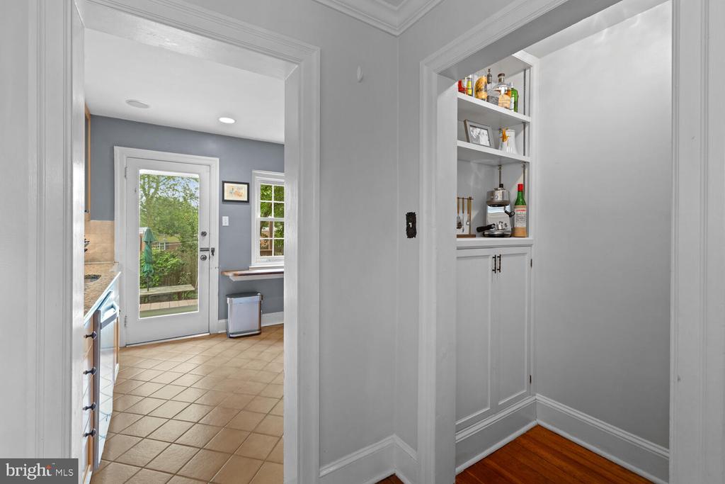 16 E Abington Ave