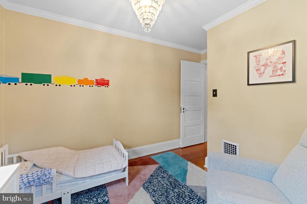 16 E Abington Ave