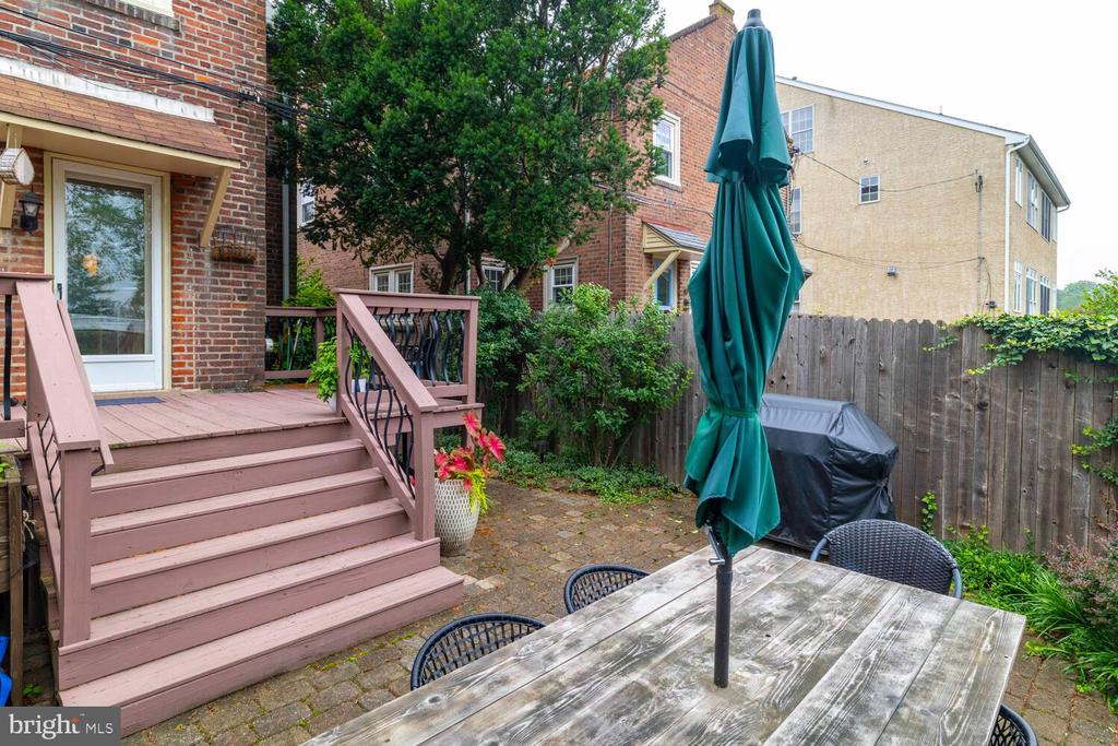 16 E Abington Ave