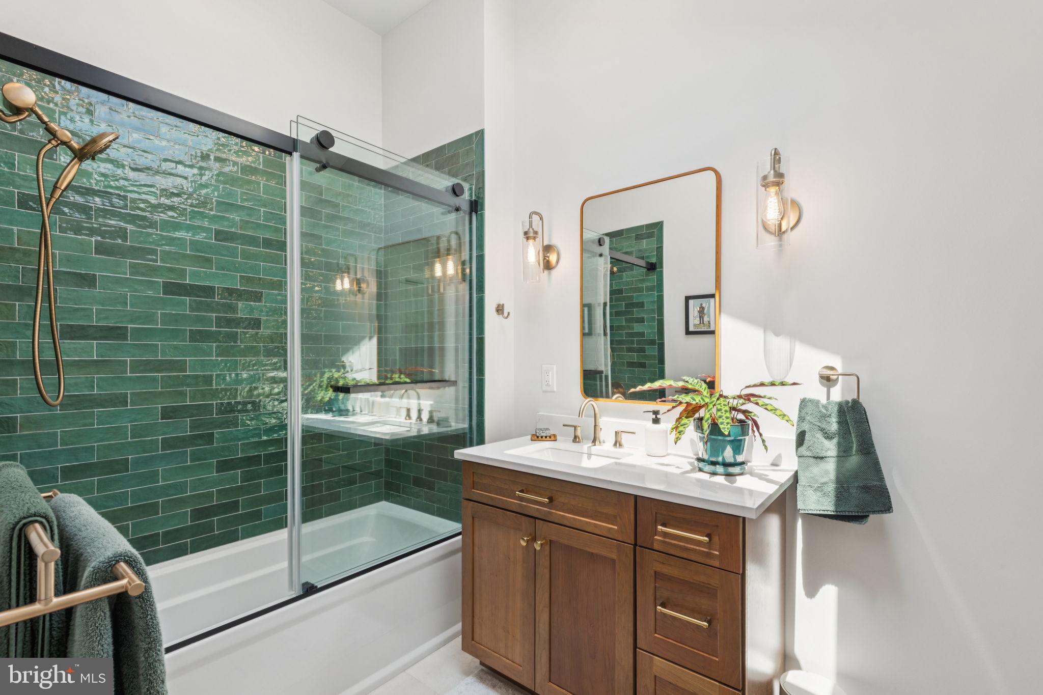 1229 S MARSHALL STREET 33