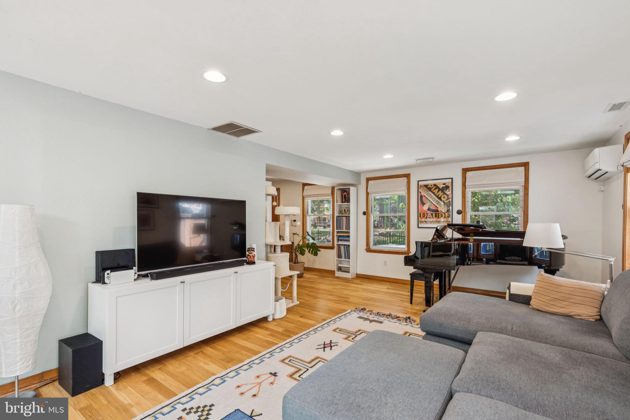 1229 S MARSHALL STREET 33