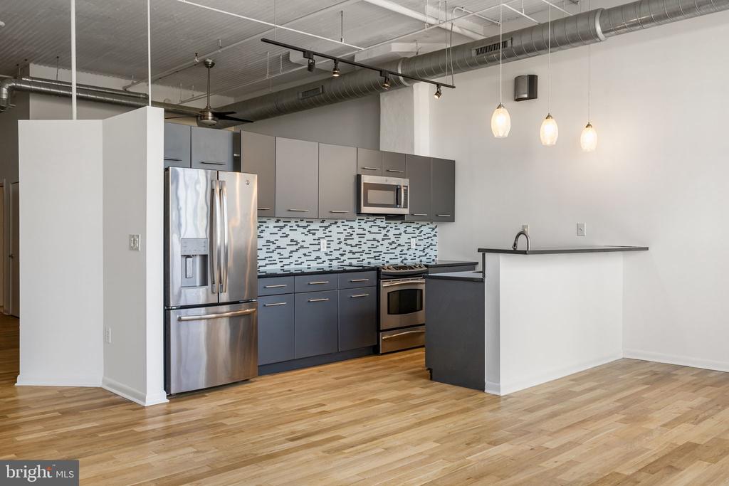 2200 ARCH STREET 28 716