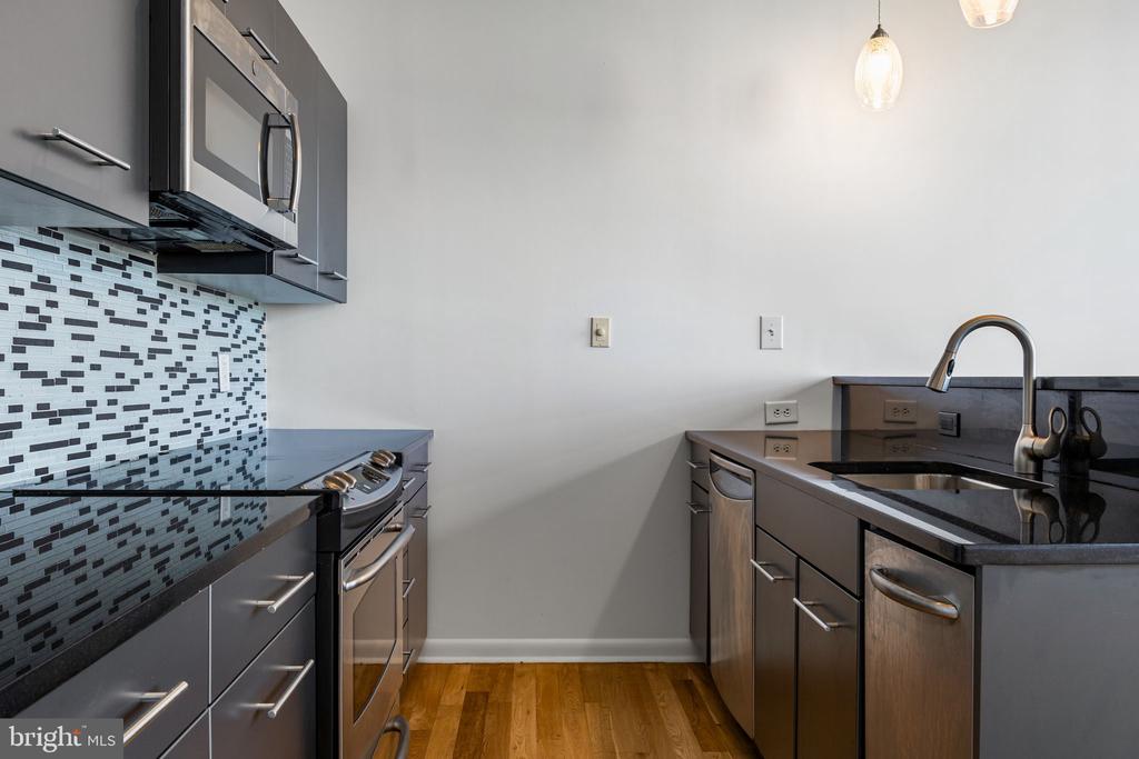 2200 ARCH STREET 28 716