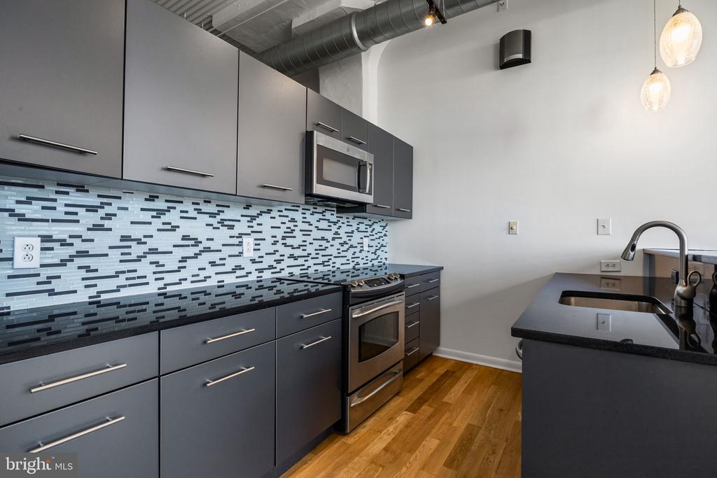 2200 ARCH STREET 28 716
