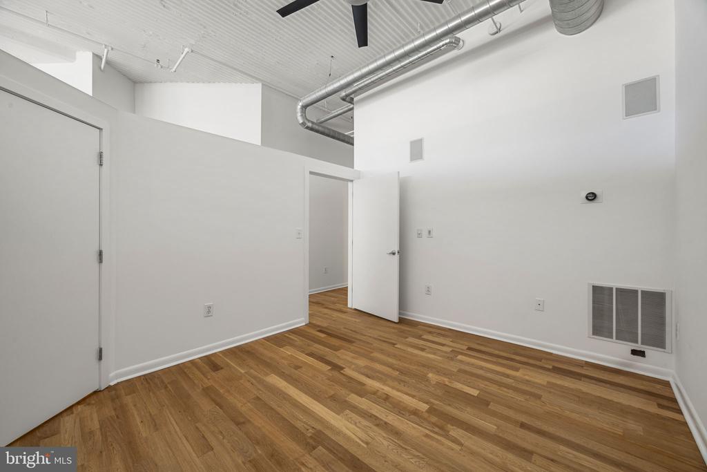 2200 ARCH STREET 28 716