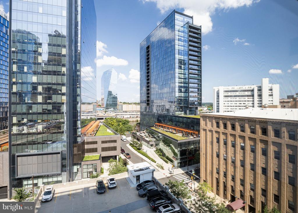 2200 ARCH STREET 28 716