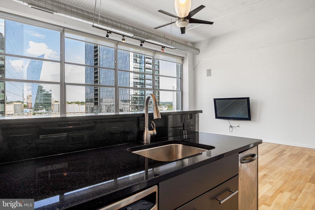 2200 ARCH STREET 28 716