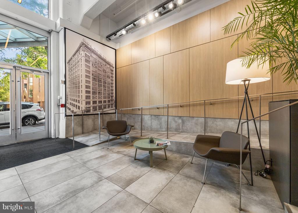 2200 ARCH STREET 28 716