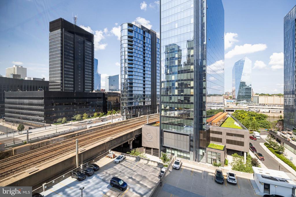 2200 ARCH STREET 28 716