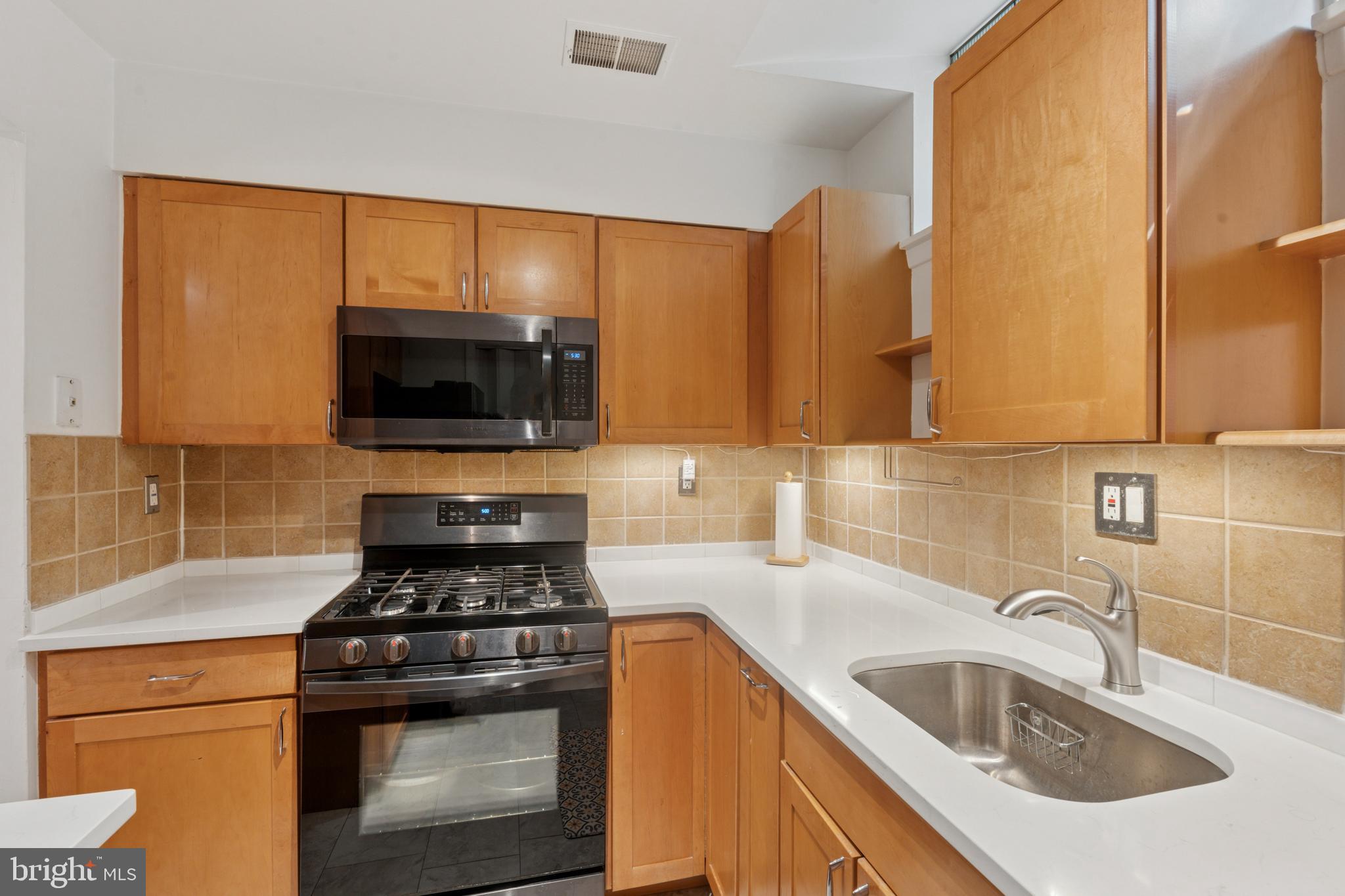 1110 LOMBARD STREET 17