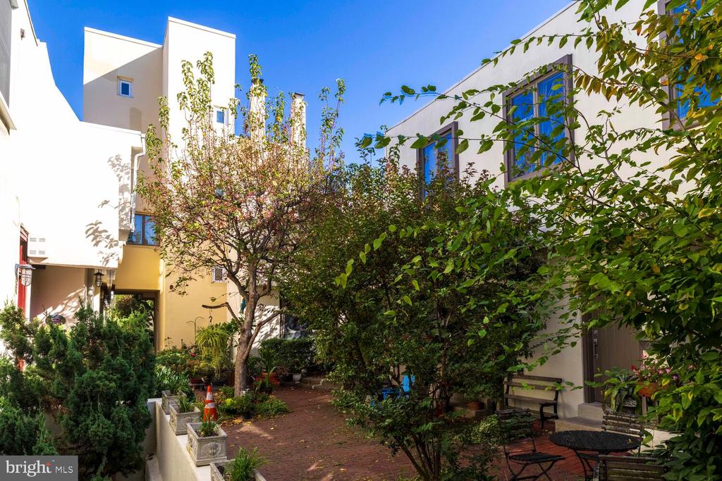 812 LOMBARD STREET 31