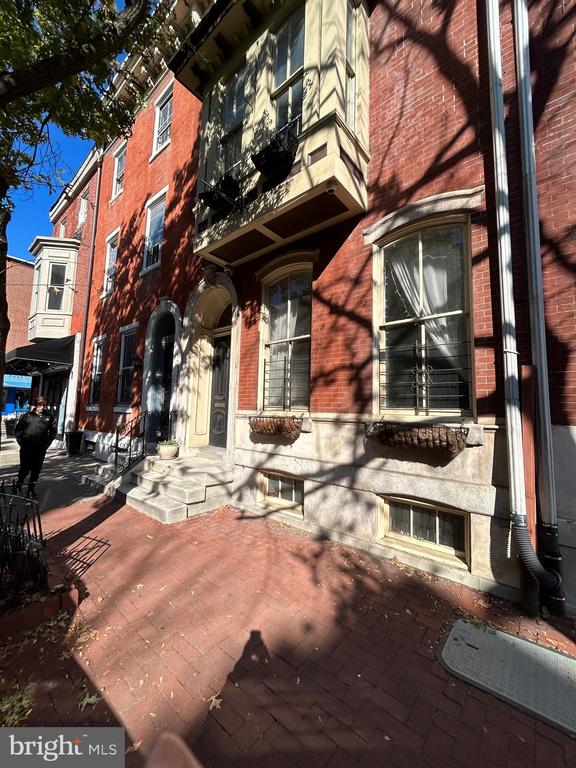 937 SPRUCE STREET