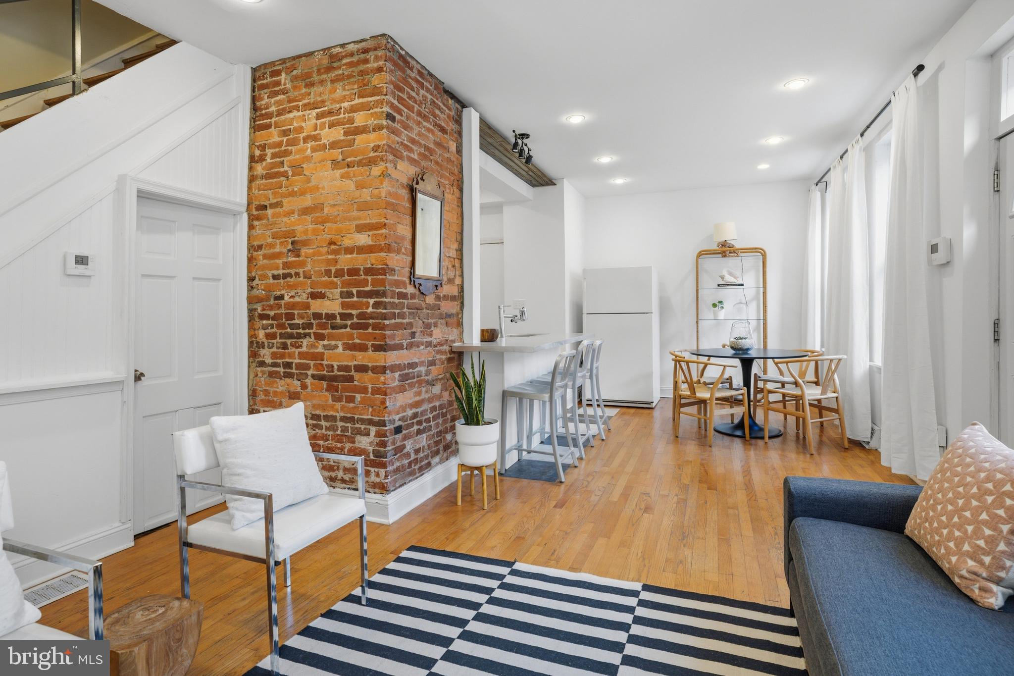208 W LAUREL STREET