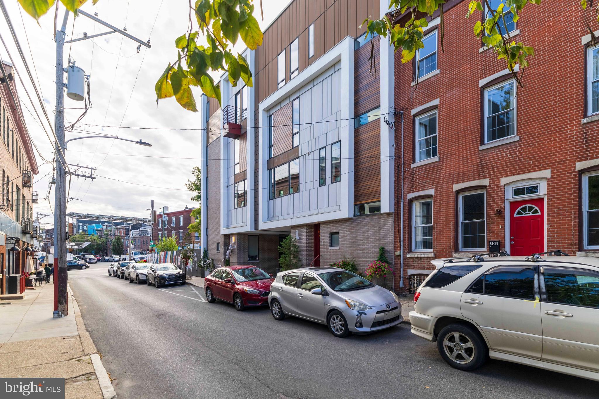 208 W LAUREL STREET