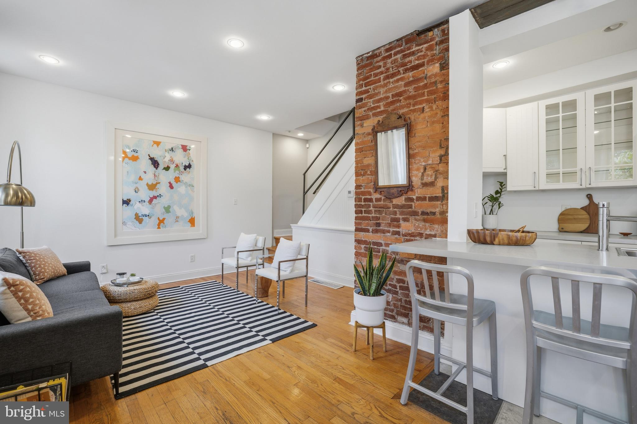 208 W LAUREL STREET