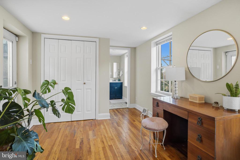 208 W LAUREL STREET