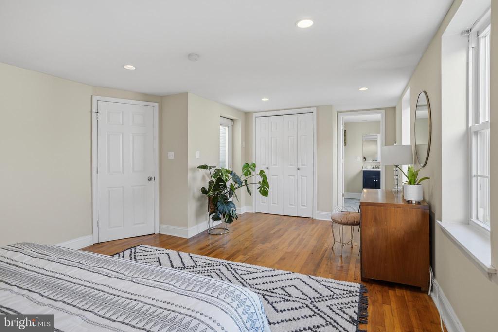 208 W LAUREL STREET