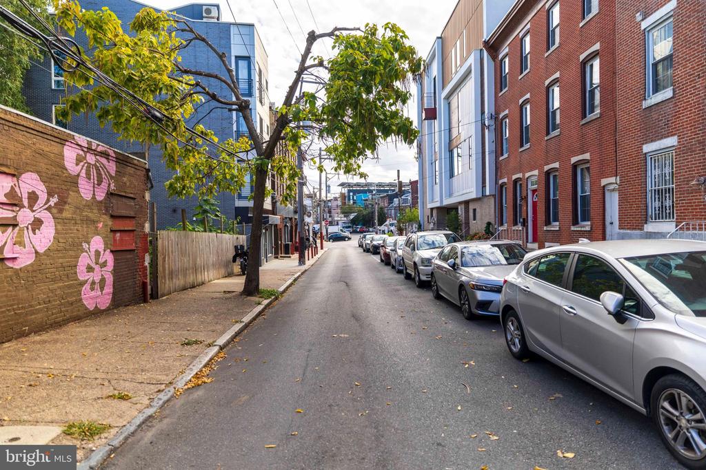 208 W LAUREL STREET