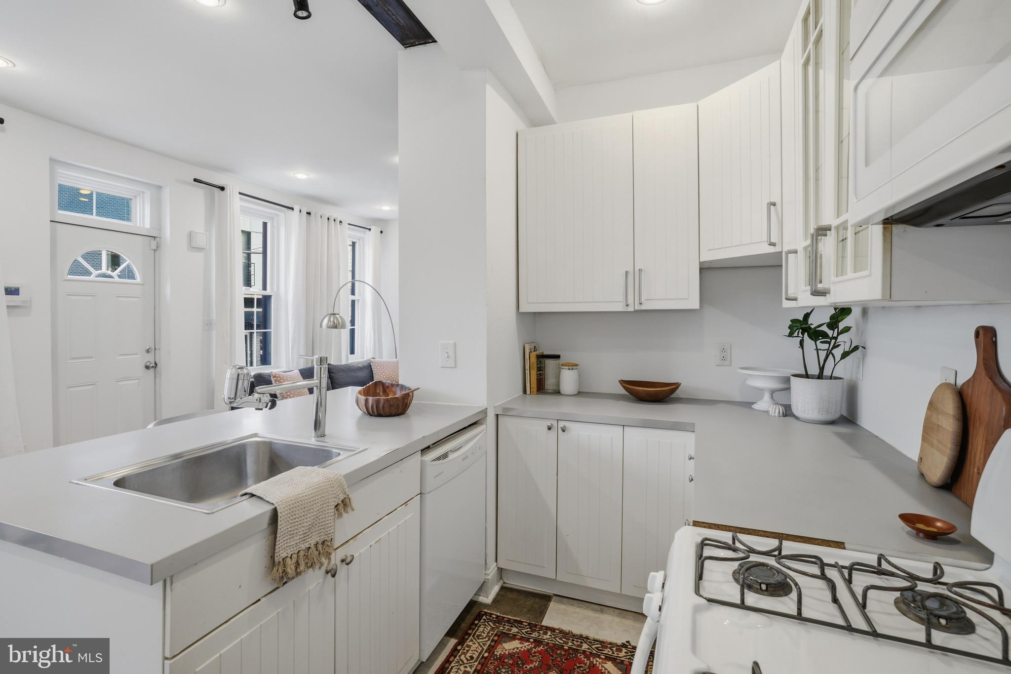208 W LAUREL STREET