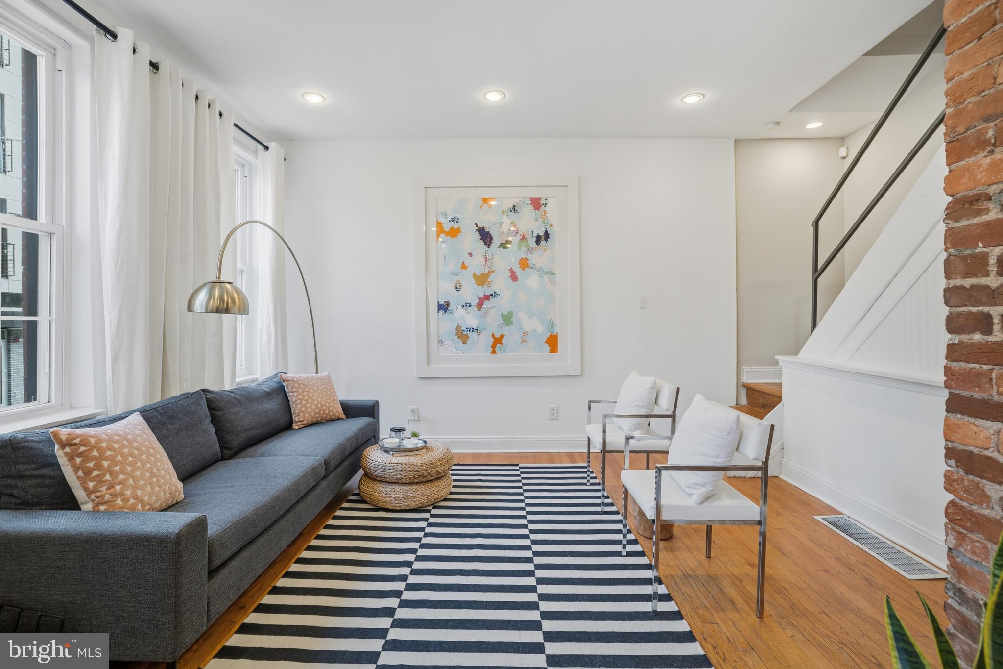 208 W LAUREL STREET