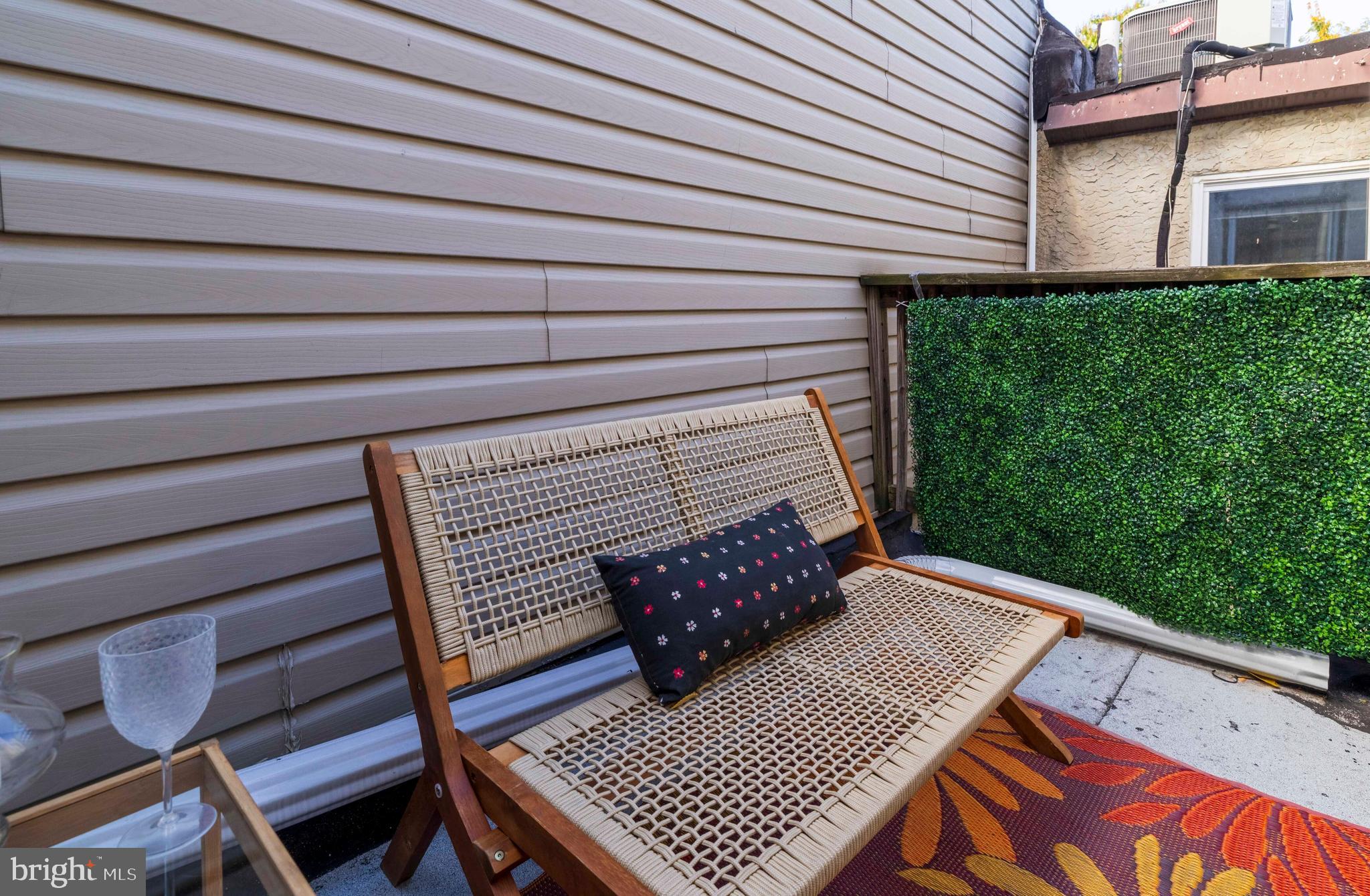 208 W LAUREL STREET