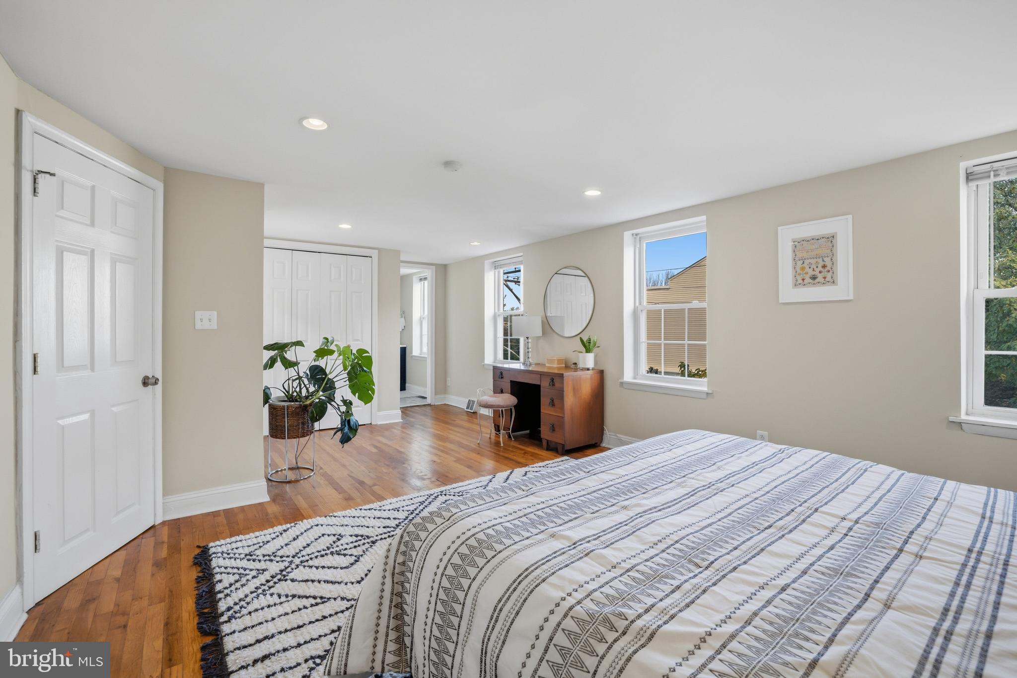 208 W LAUREL STREET