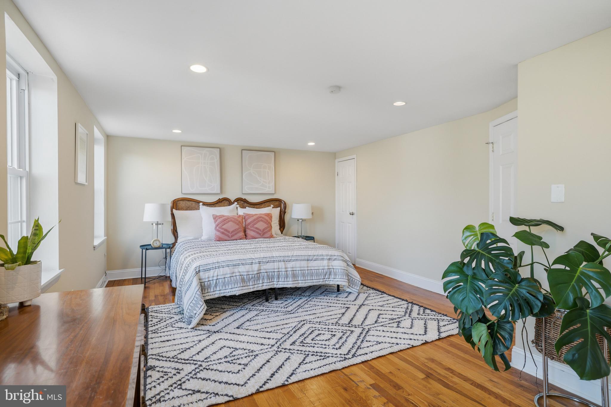 208 W LAUREL STREET