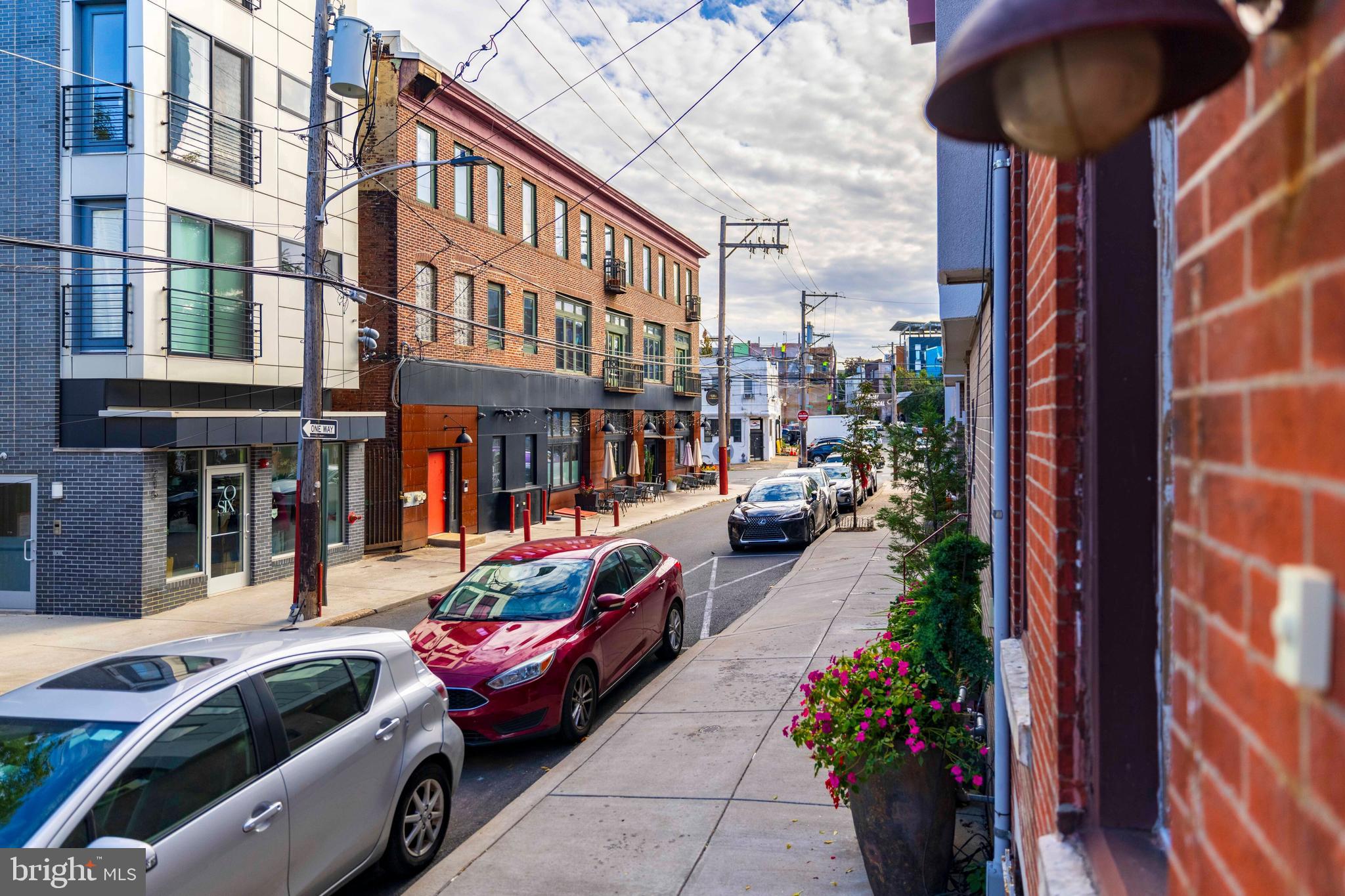 208 W LAUREL STREET