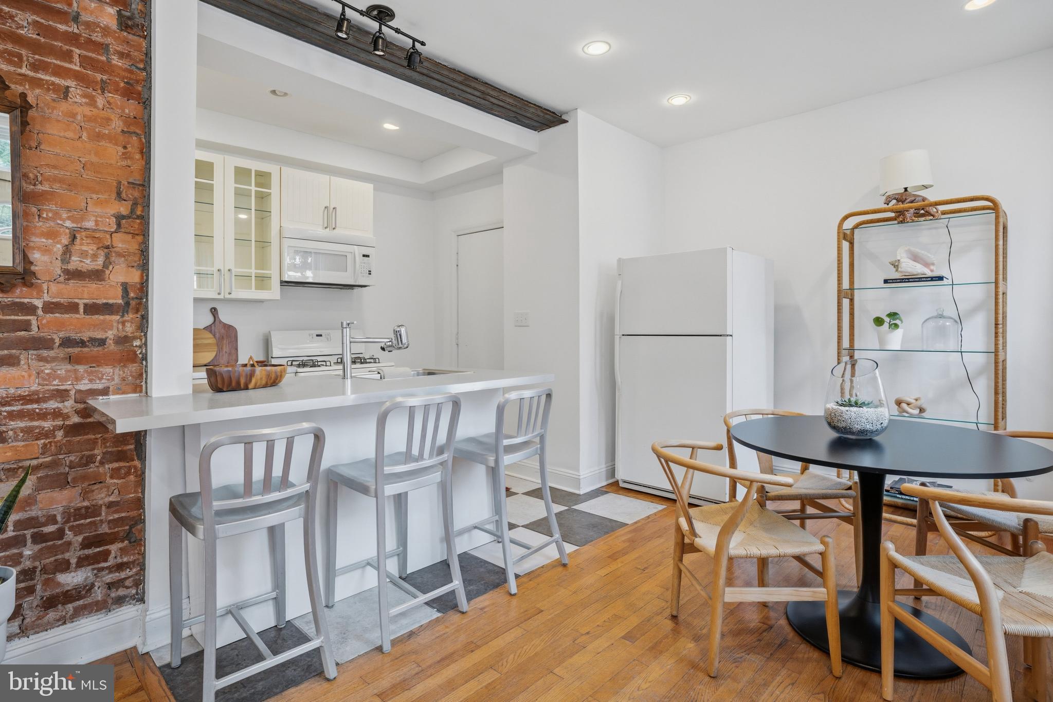 208 W LAUREL STREET