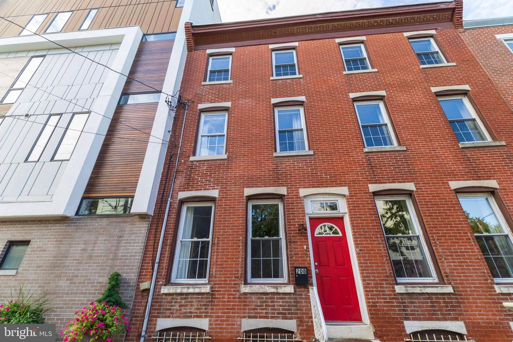 208 W LAUREL STREET