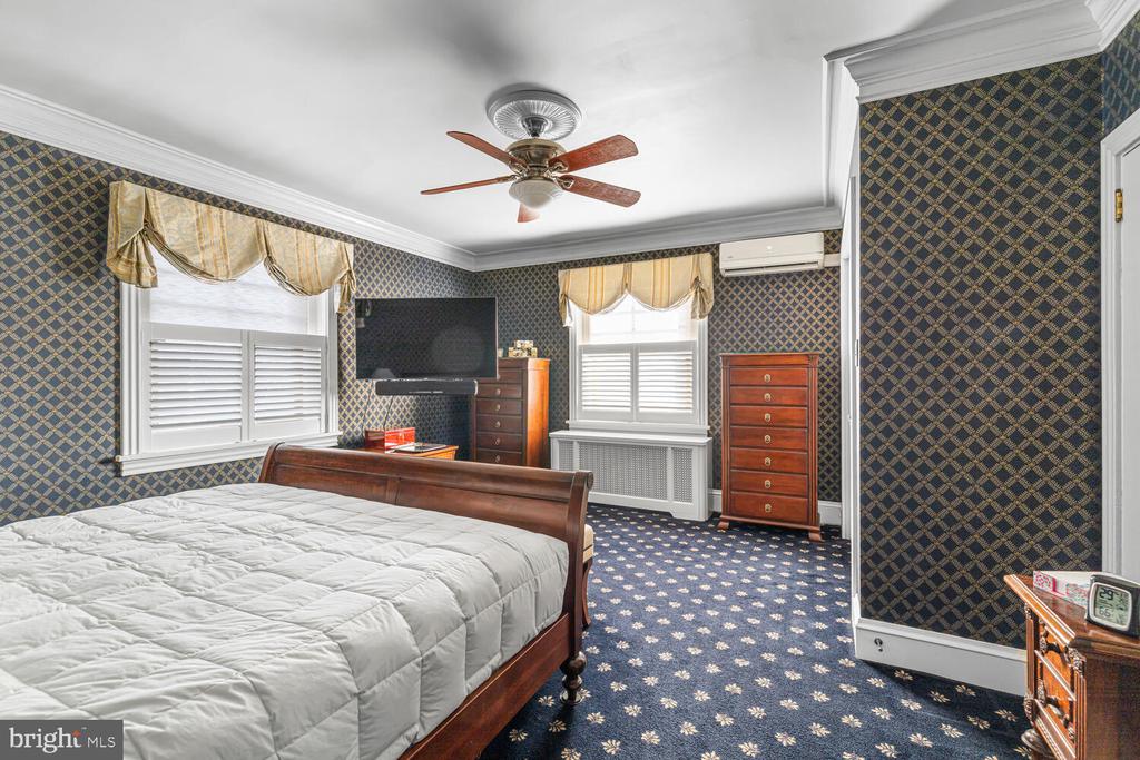 3001 W QUEEN LANE