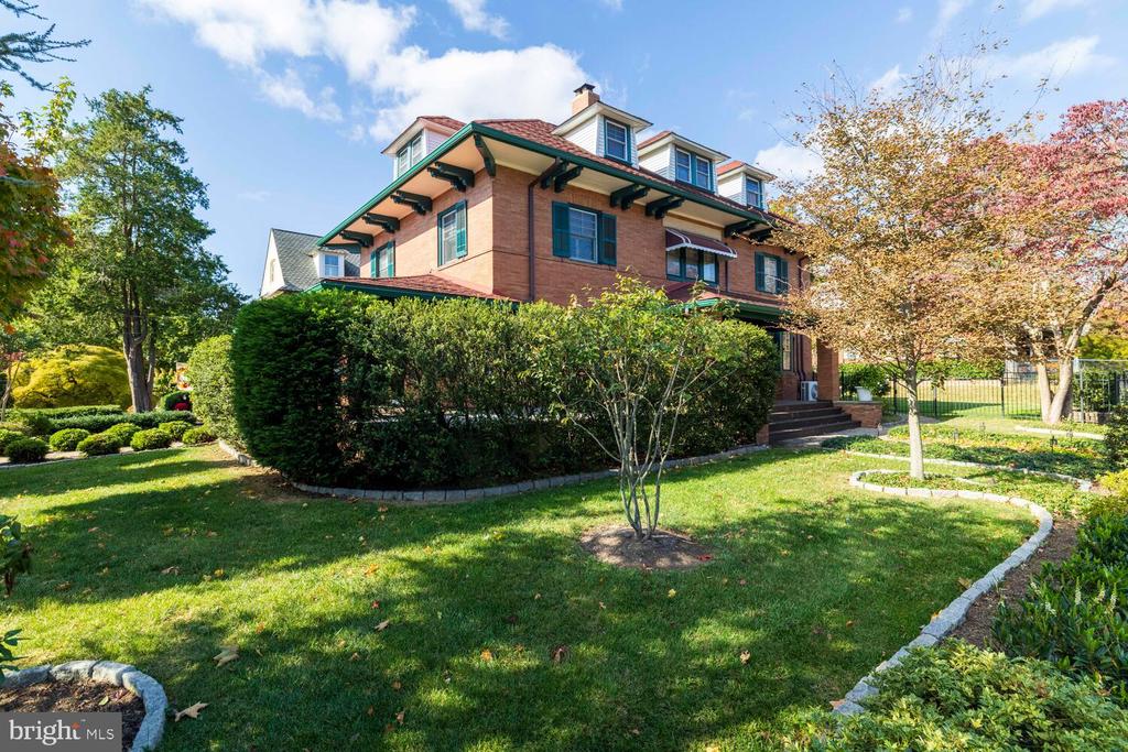 3001 W QUEEN LANE