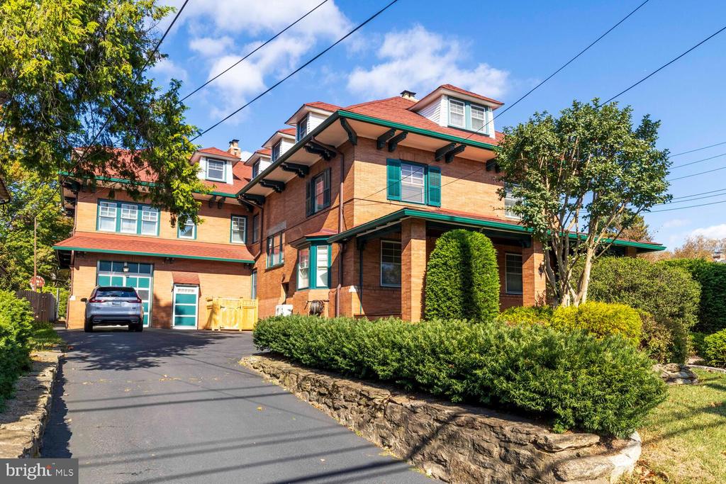 3001 W QUEEN LANE