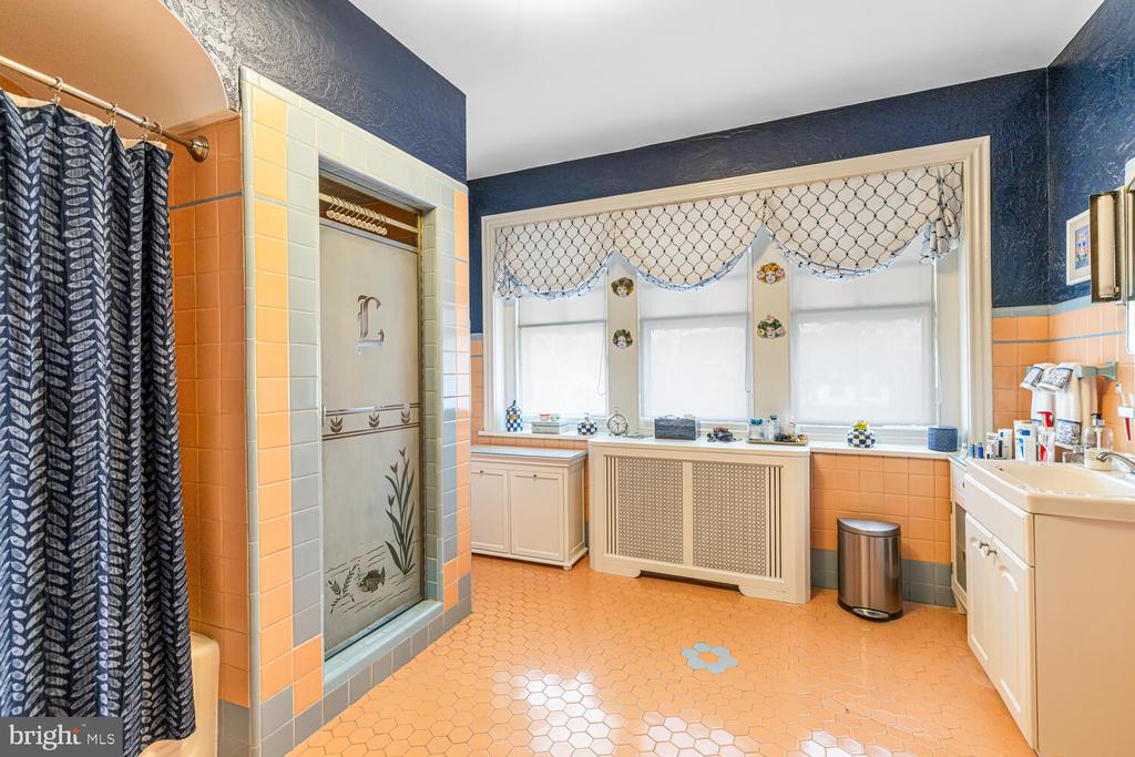 3001 W QUEEN LANE