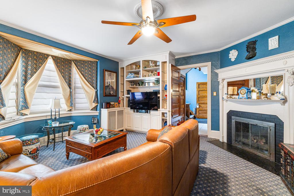 3001 W QUEEN LANE