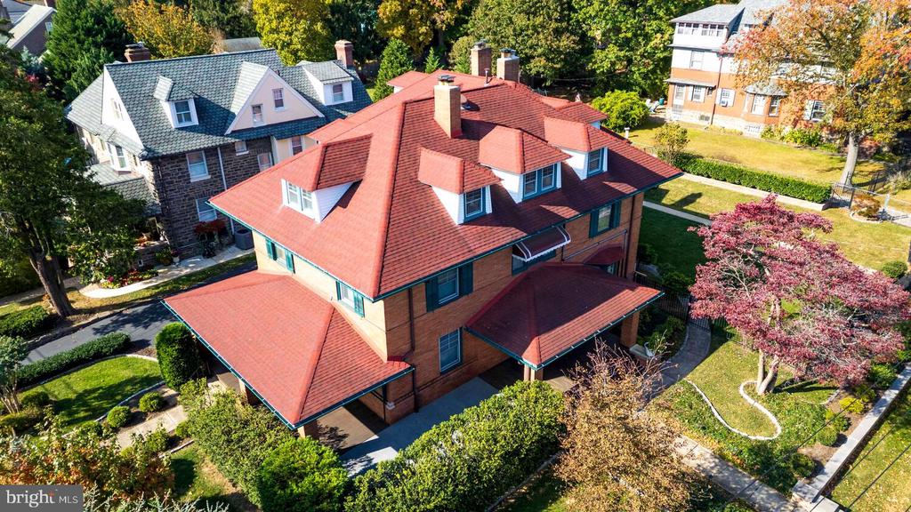 3001 W QUEEN LANE