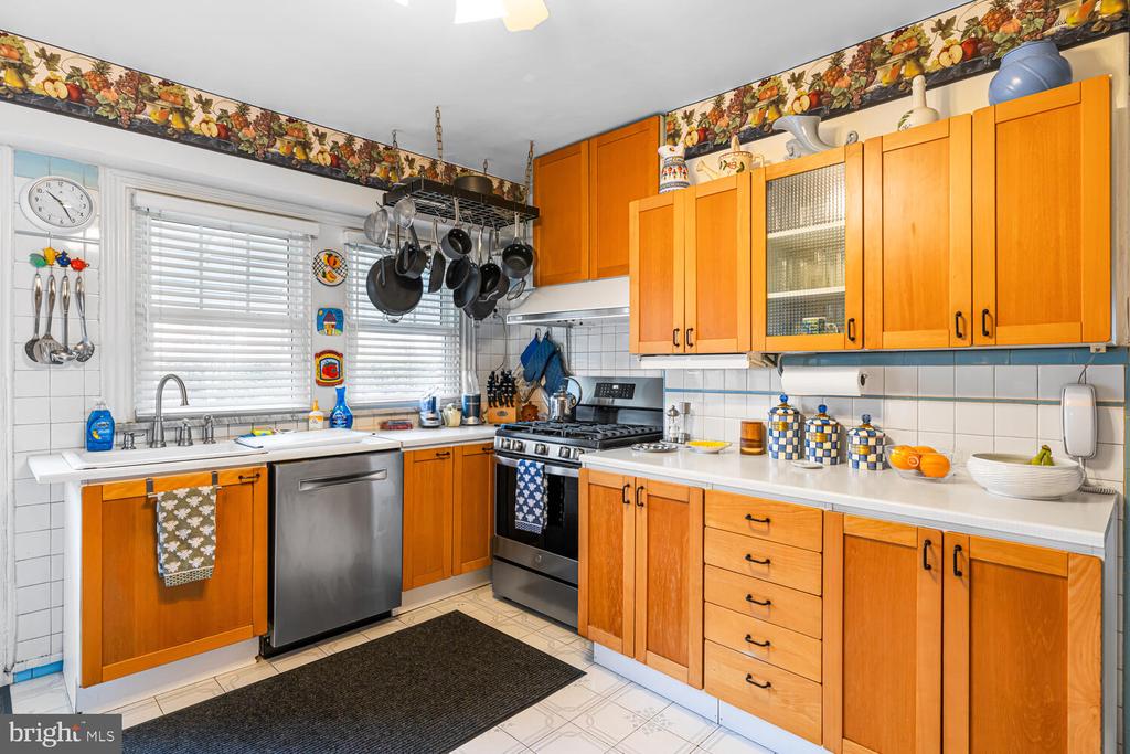 3001 W QUEEN LANE