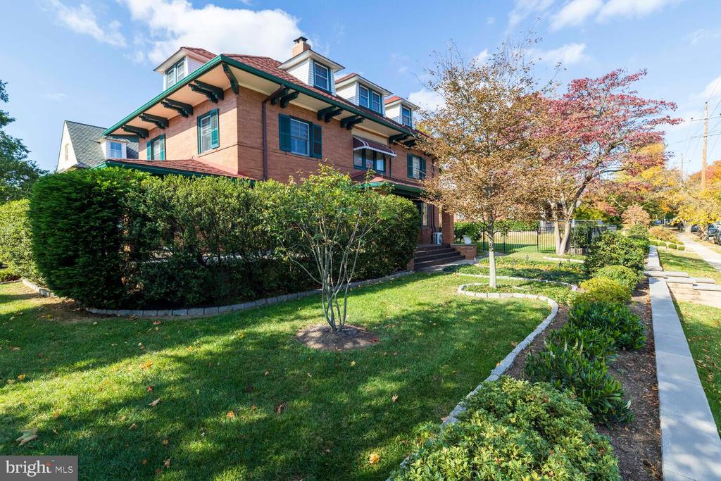 3001 W QUEEN LANE