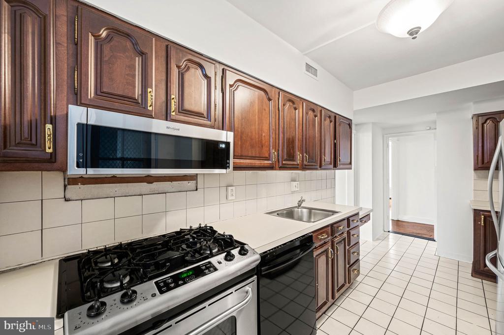 1901 WALNUT STREET Unit: 17F