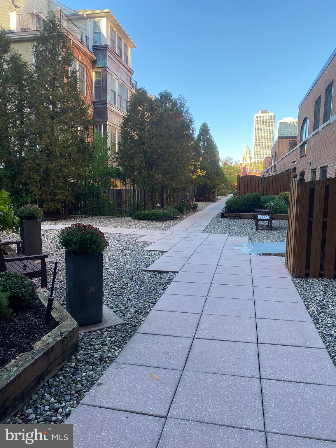 200 LOMBARD STREET 10 633